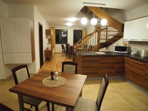 Kuchyň se společenskou místností