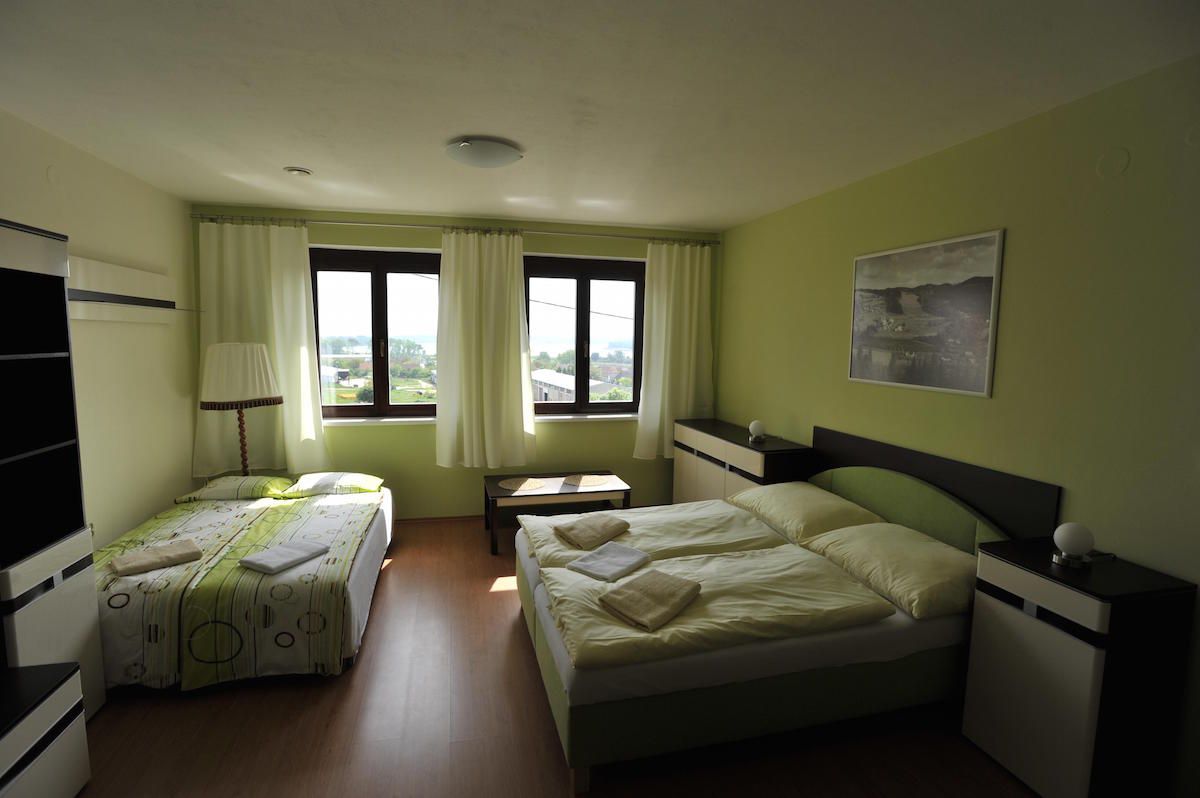 Zelený pokoj vedle společenské místnosti.